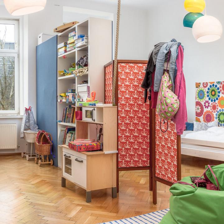 Mädchenzimmer: zwei Betten, Trennelement
